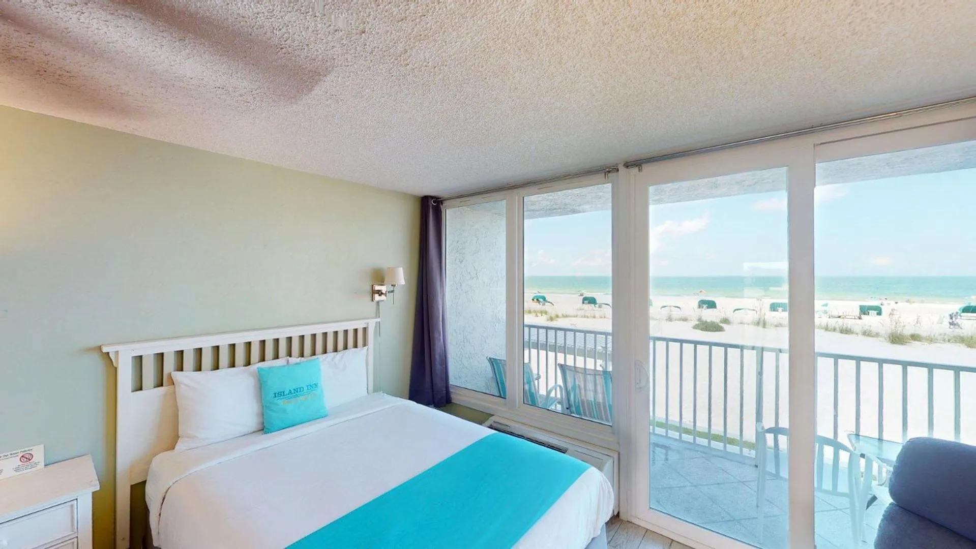 Balcony/Terrace, Bed in Island Inn Beach Resort