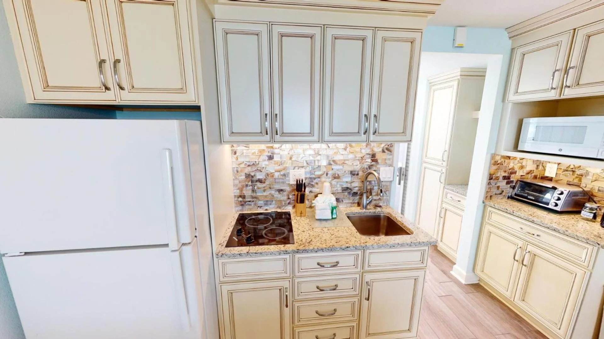 Kitchen or kitchenette in Island Inn Beach Resort