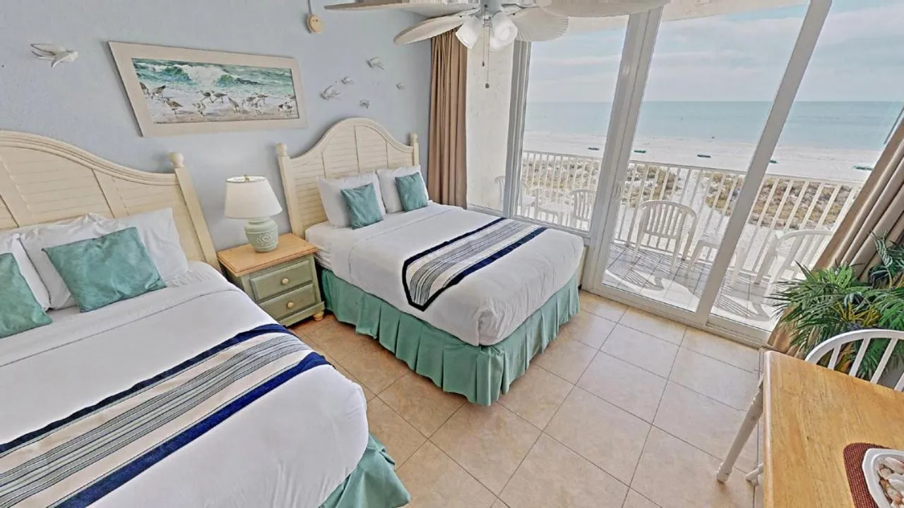 Balcony/Terrace, Bed in Island Inn Beach Resort