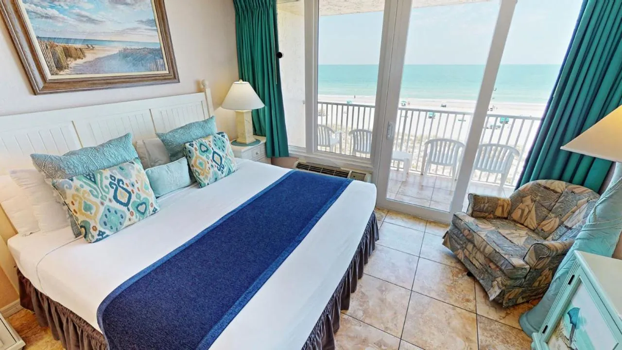 Balcony/Terrace, Bed in Island Inn Beach Resort