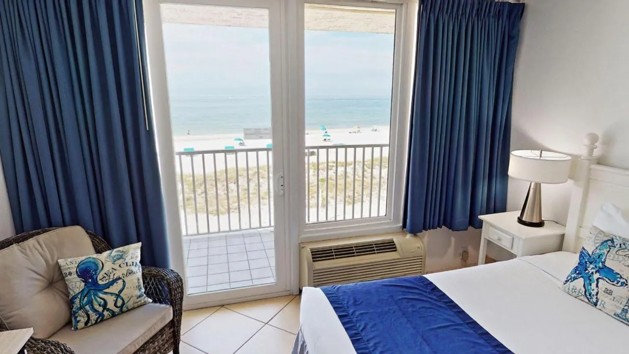 Balcony/Terrace, Bed in Island Inn Beach Resort