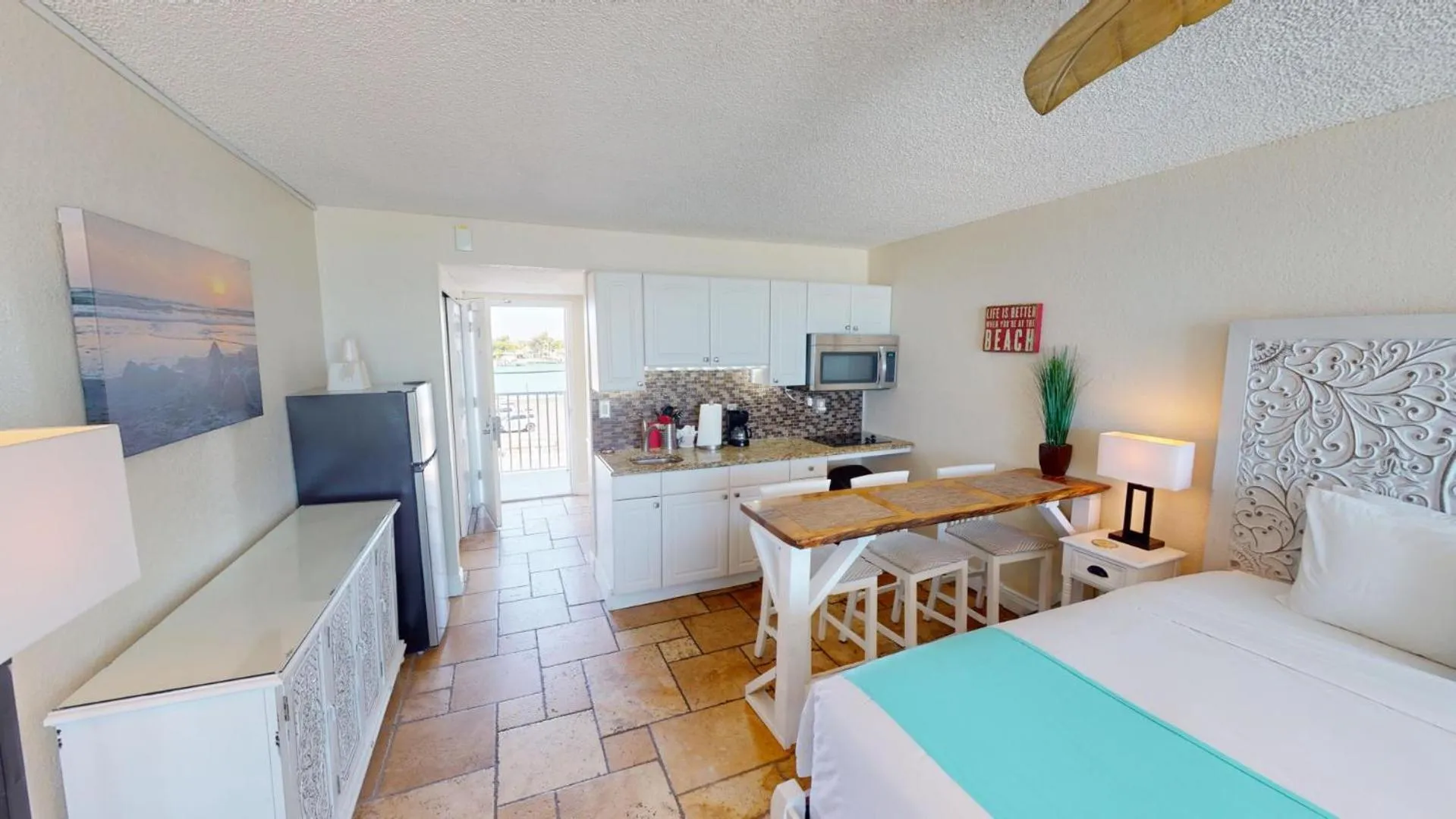 Photo of the whole room in Island Inn Beach Resort