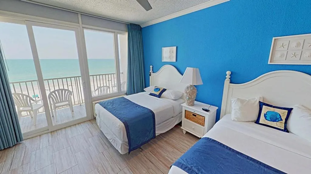 Balcony/Terrace, Bed in Island Inn Beach Resort