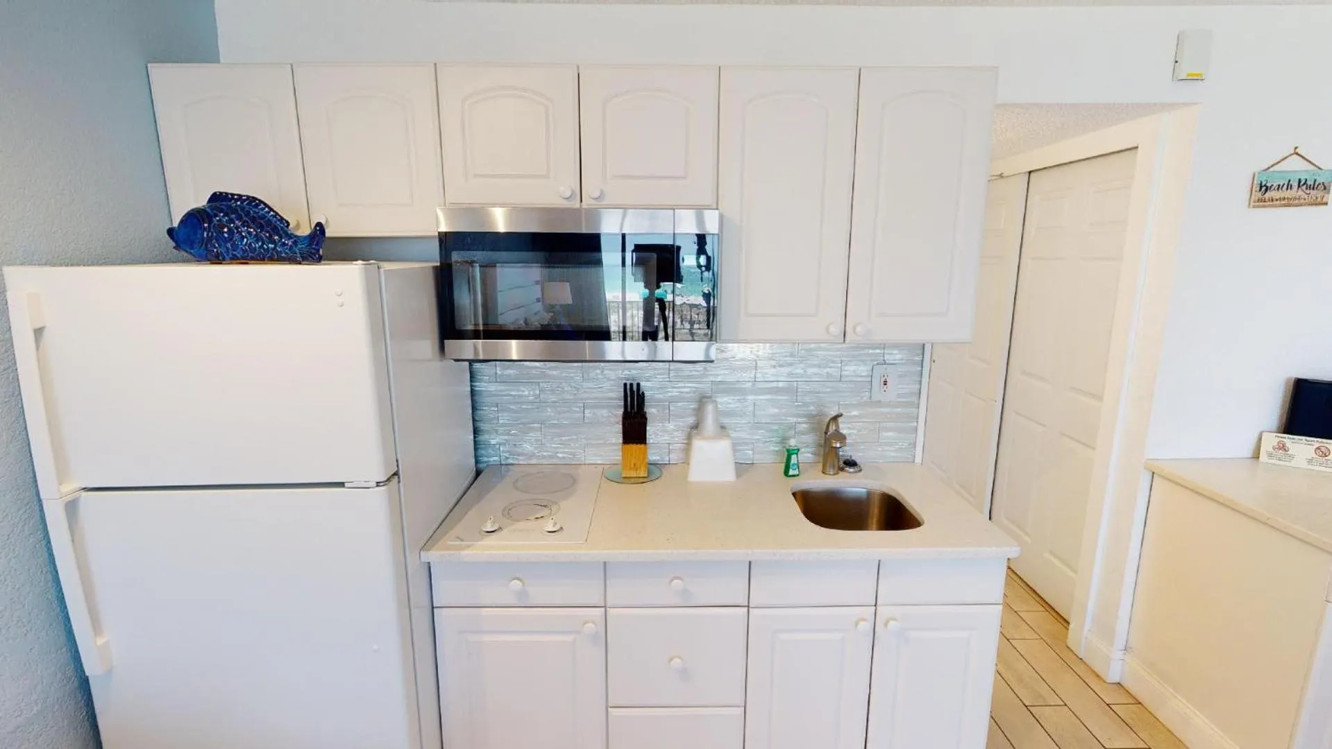 Kitchen or kitchenette in Island Inn Beach Resort