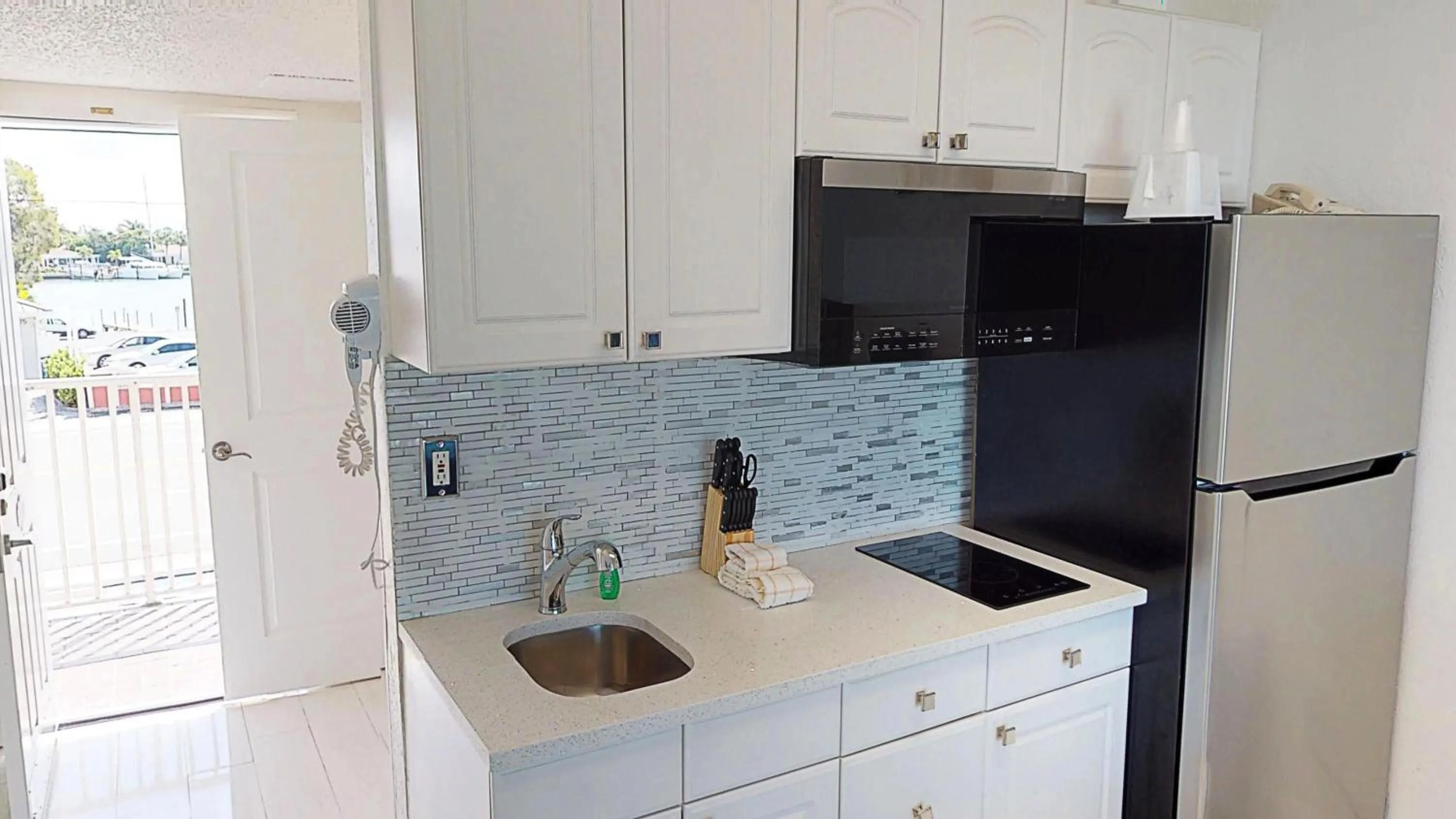 Kitchen or kitchenette in Island Inn Beach Resort