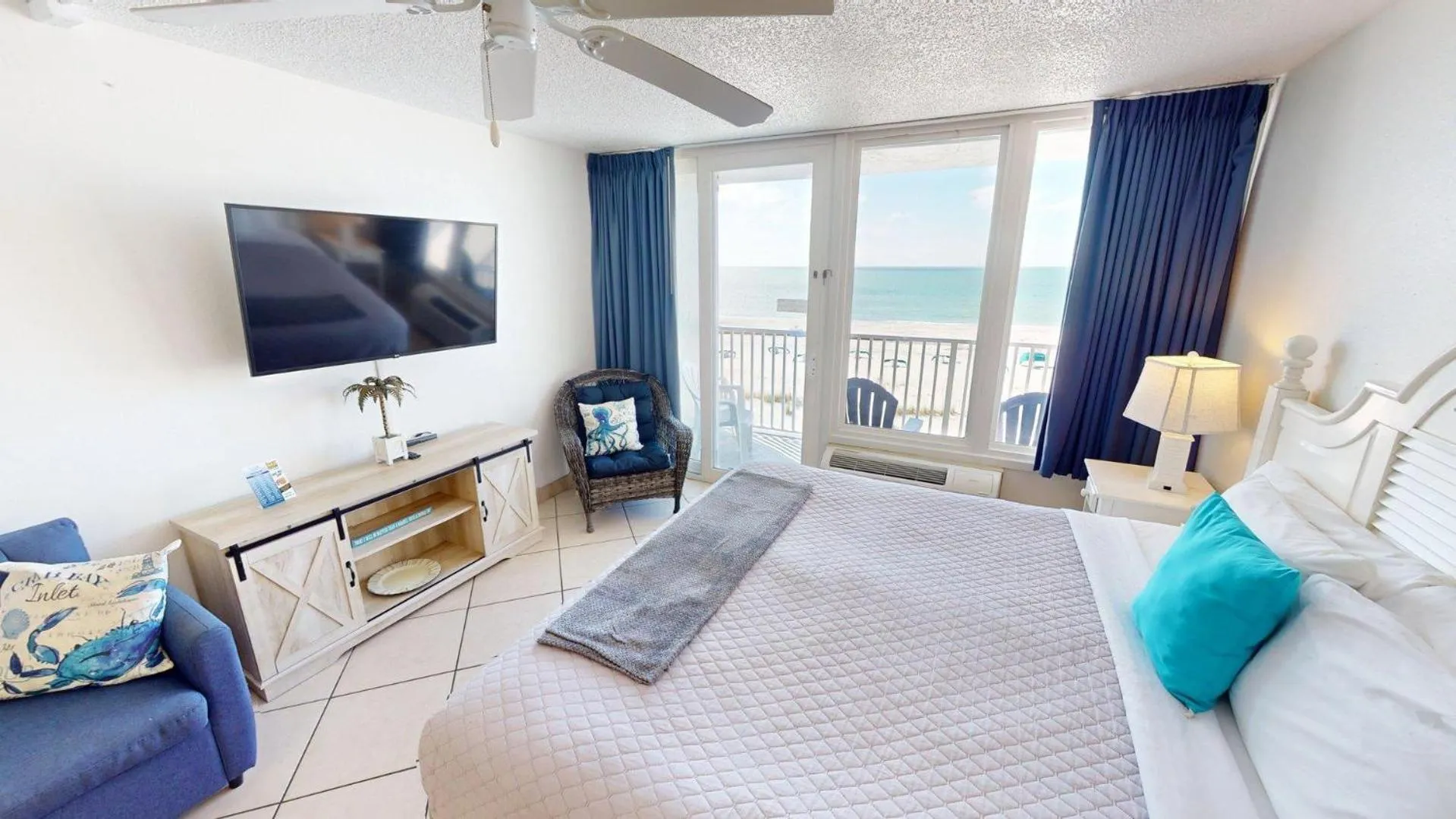 Balcony/Terrace, Bed in Island Inn Beach Resort