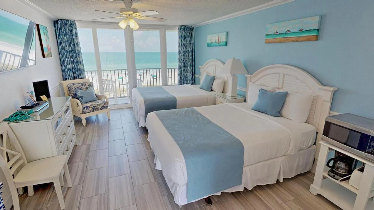 Balcony/Terrace, Bed in Island Inn Beach Resort