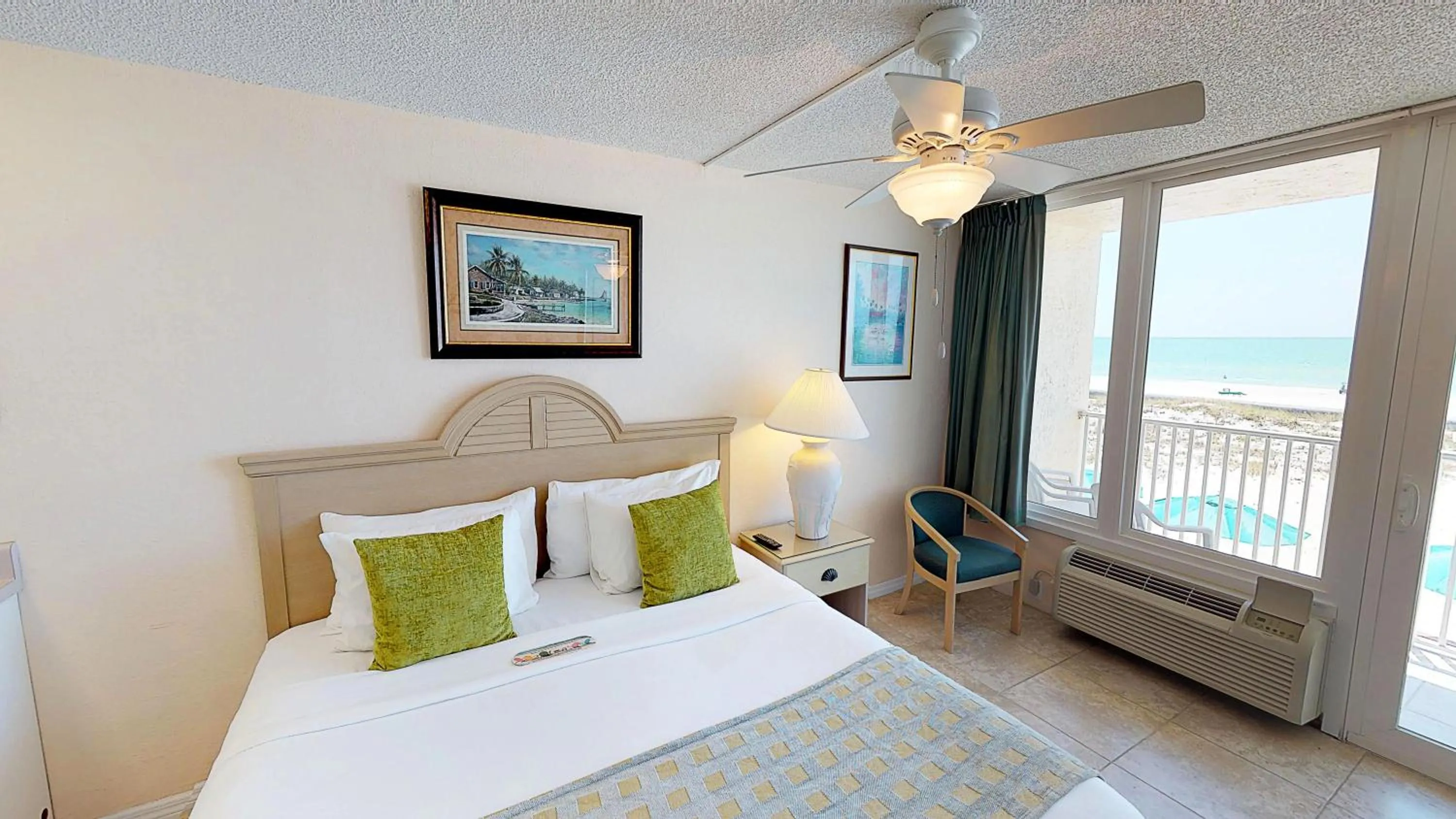 Bed in Island Inn Beach Resort