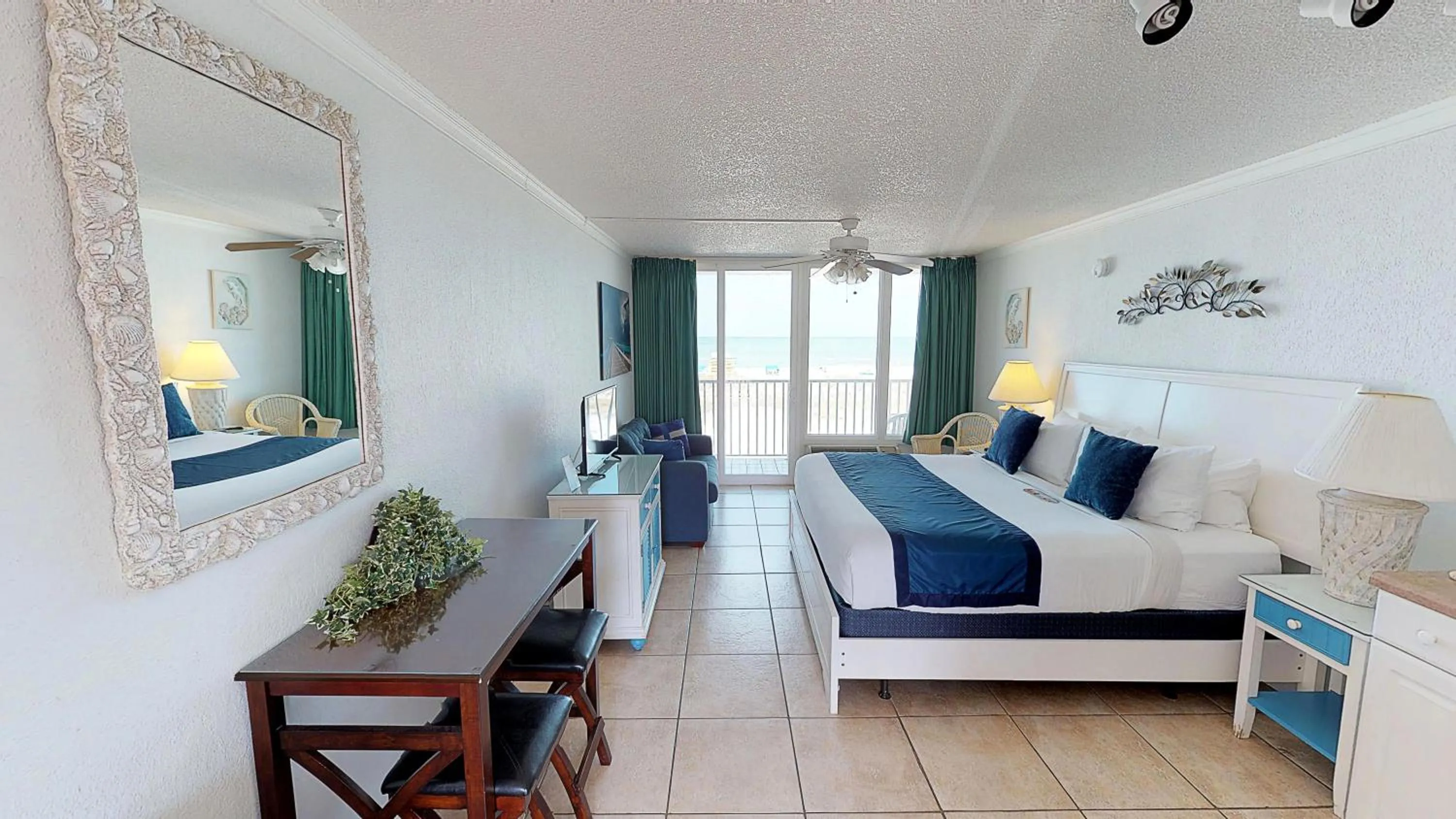 Balcony/Terrace, Bed in Island Inn Beach Resort