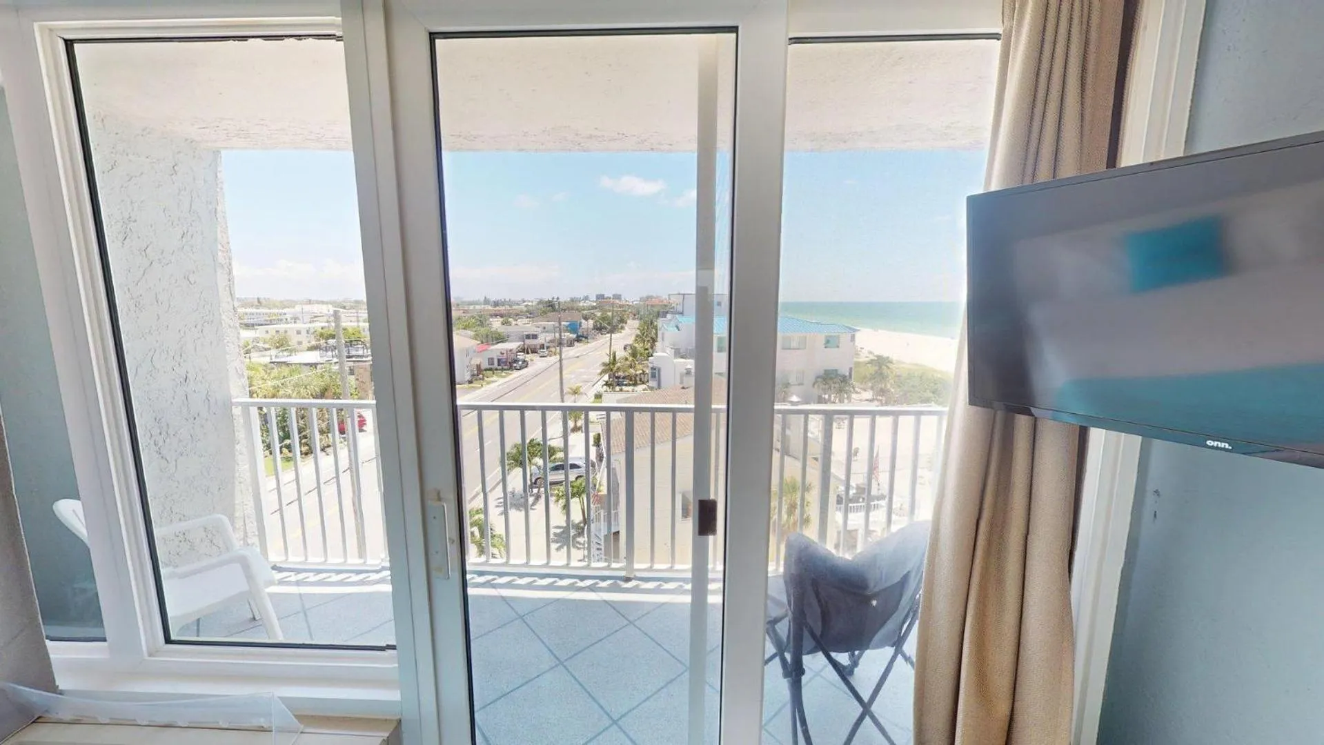 Queen Room with Pool View in Island Inn Beach Resort