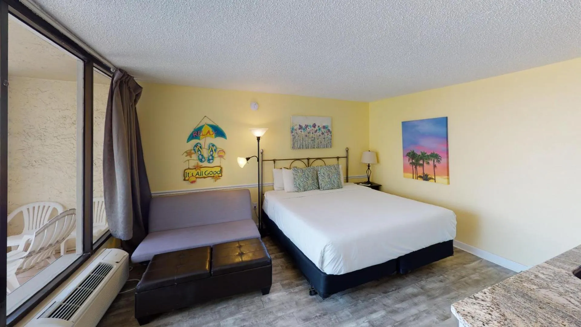 Balcony/Terrace, Bed in Island Inn Beach Resort