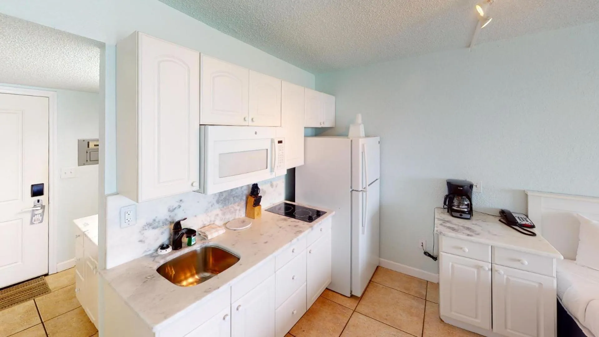 Kitchen or kitchenette in Island Inn Beach Resort