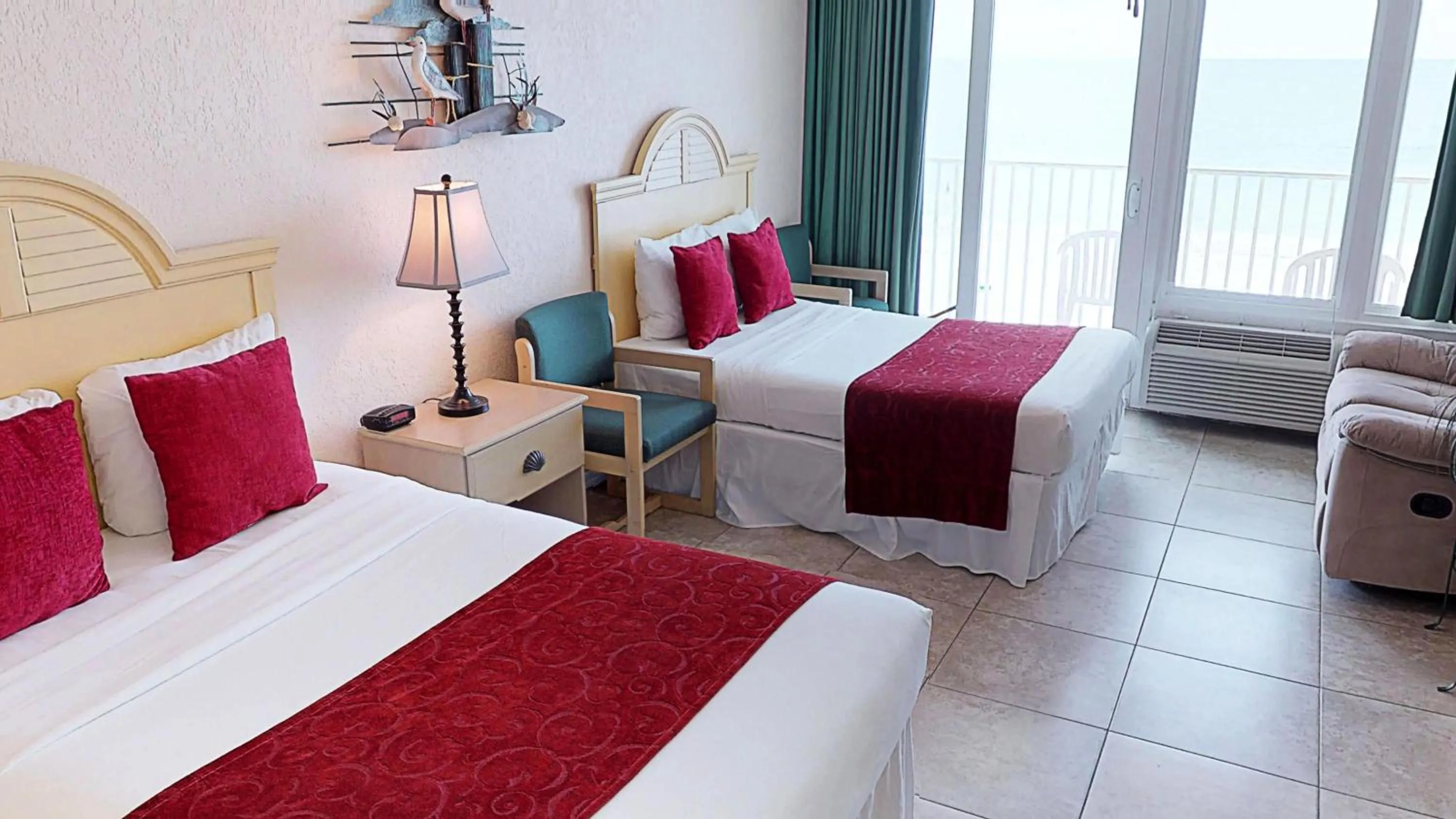 Balcony/Terrace, Bed in Island Inn Beach Resort