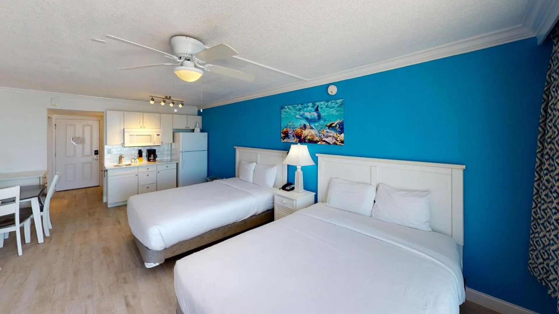 Photo of the whole room, Bed in Island Inn Beach Resort