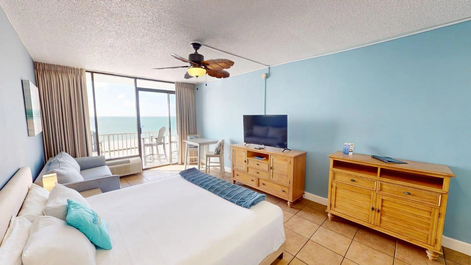 Balcony/Terrace, Bed in Island Inn Beach Resort