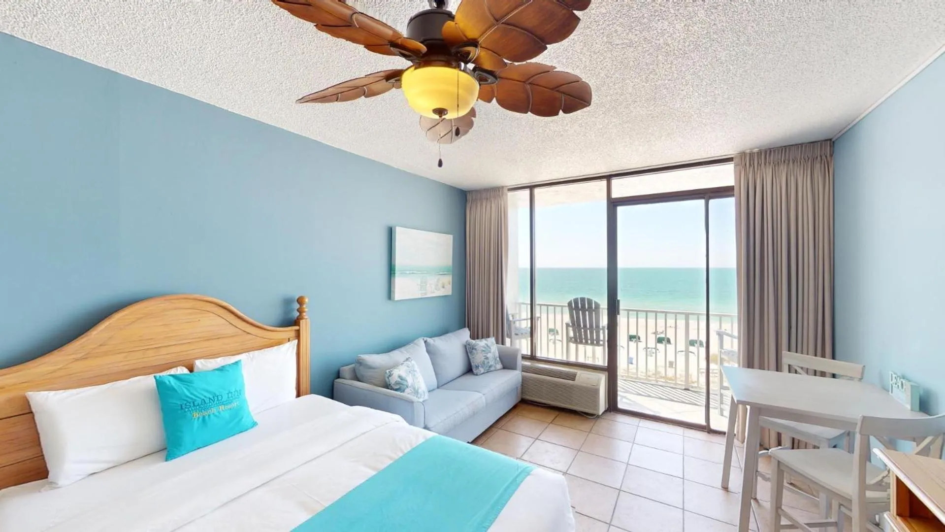 Balcony/Terrace, Bed in Island Inn Beach Resort