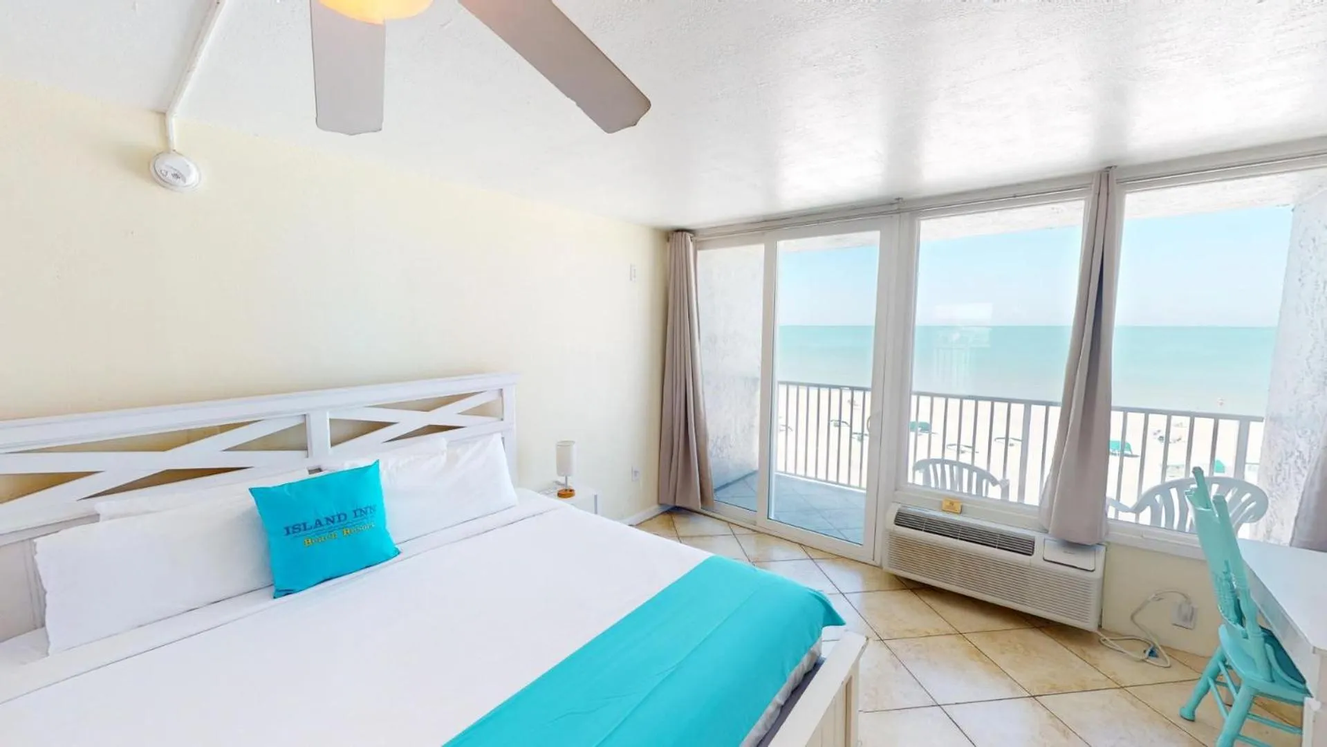 Balcony/Terrace, Bed in Island Inn Beach Resort
