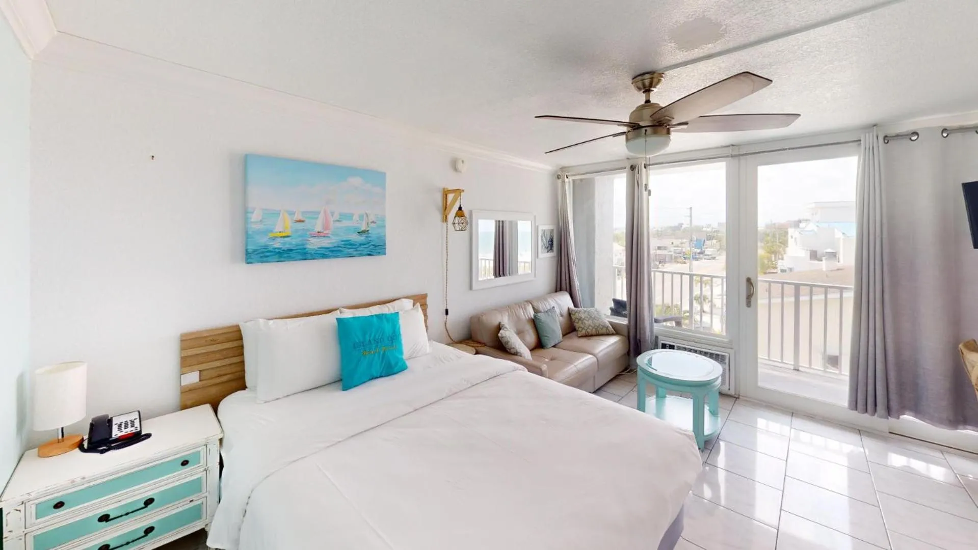 Balcony/Terrace, Bed in Island Inn Beach Resort