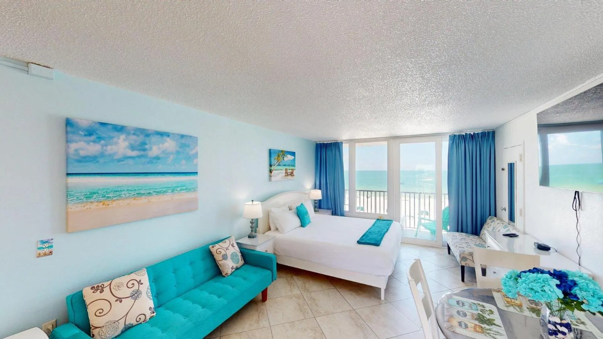 Balcony/Terrace, Bed in Island Inn Beach Resort
