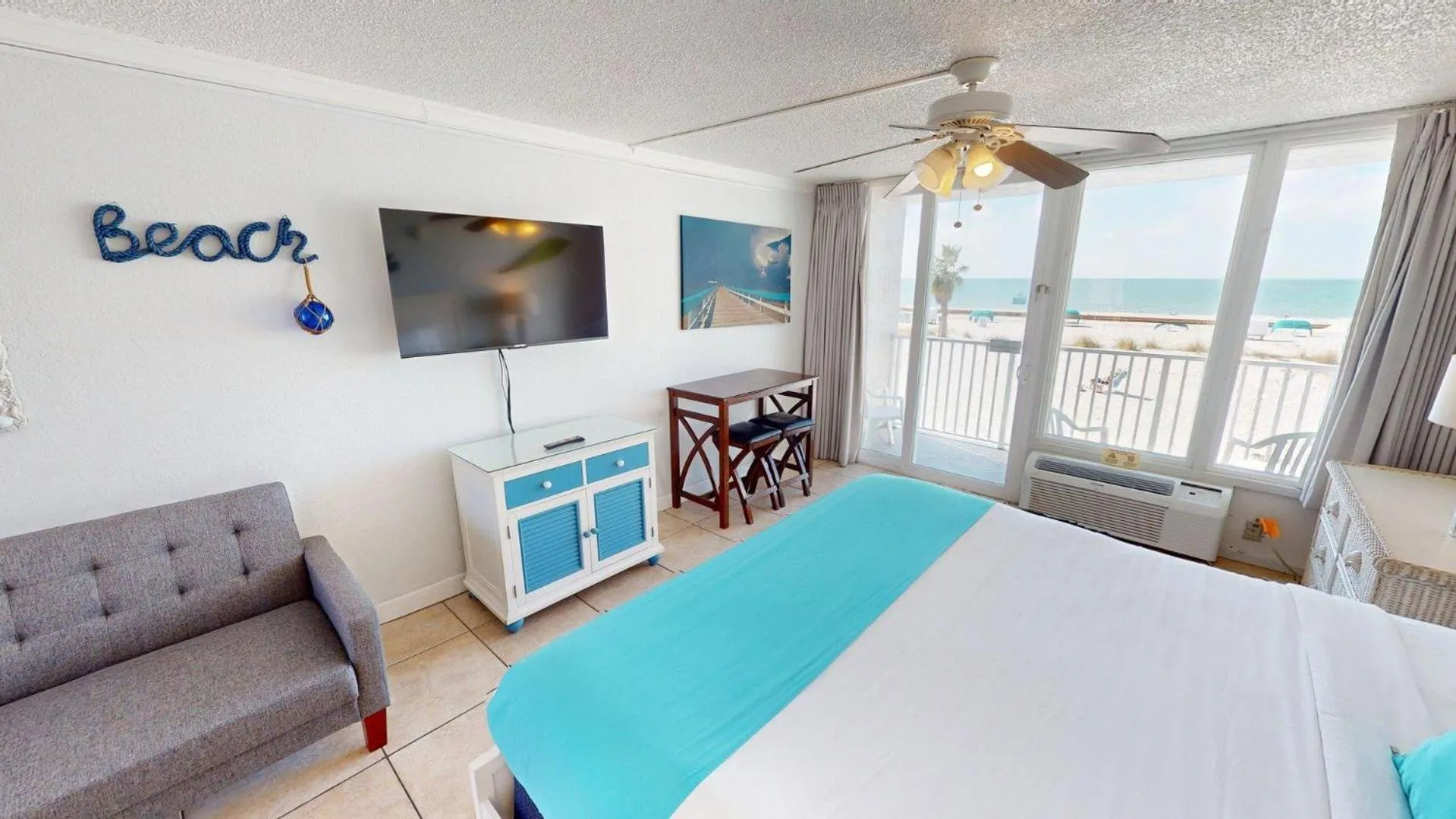 Balcony/Terrace, Bed in Island Inn Beach Resort