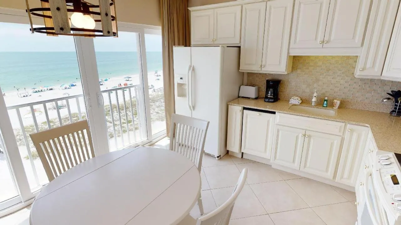 Kitchen or kitchenette in Island Inn Beach Resort