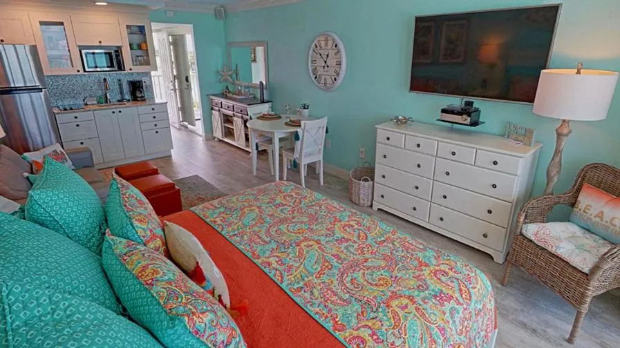 Photo of the whole room in Island Inn Beach Resort