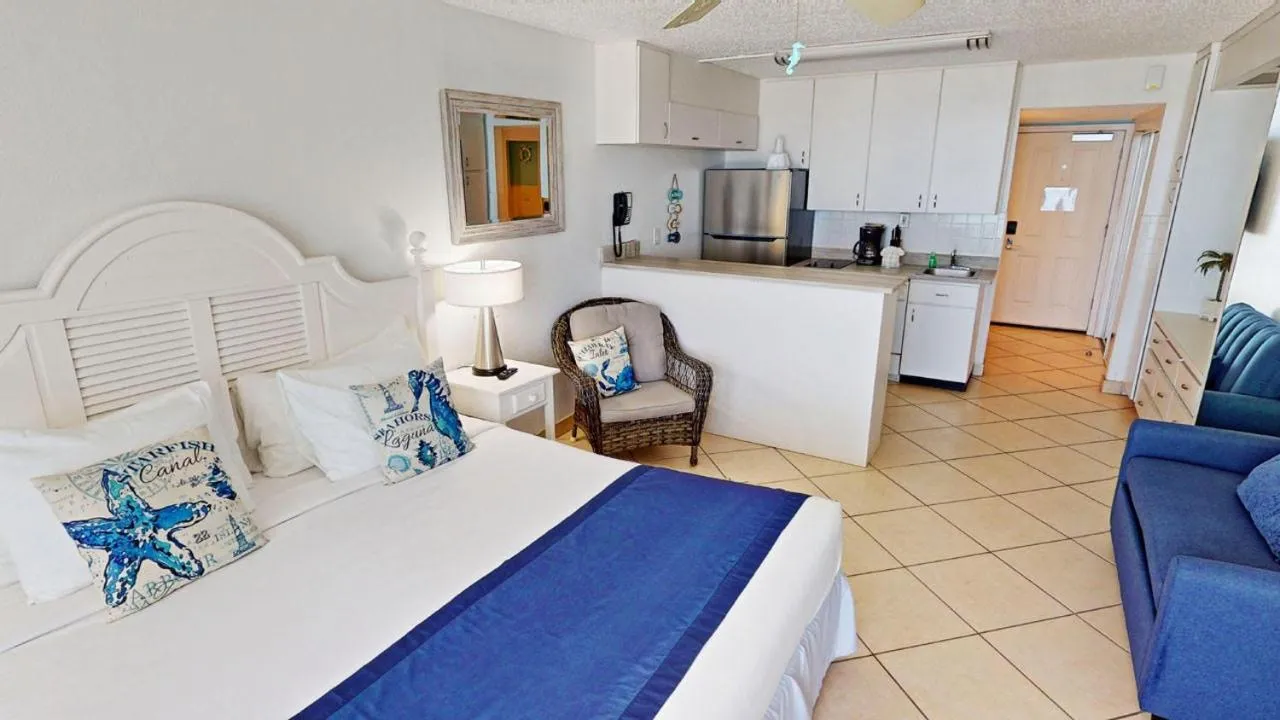 Photo of the whole room, Bed in Island Inn Beach Resort