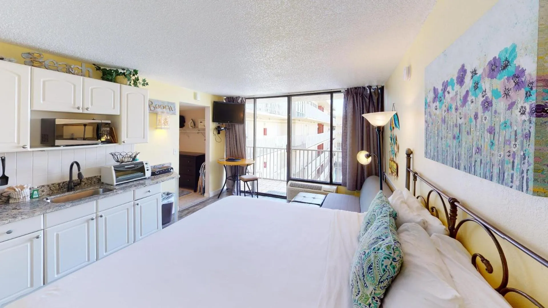 Photo of the whole room, Bed in Island Inn Beach Resort