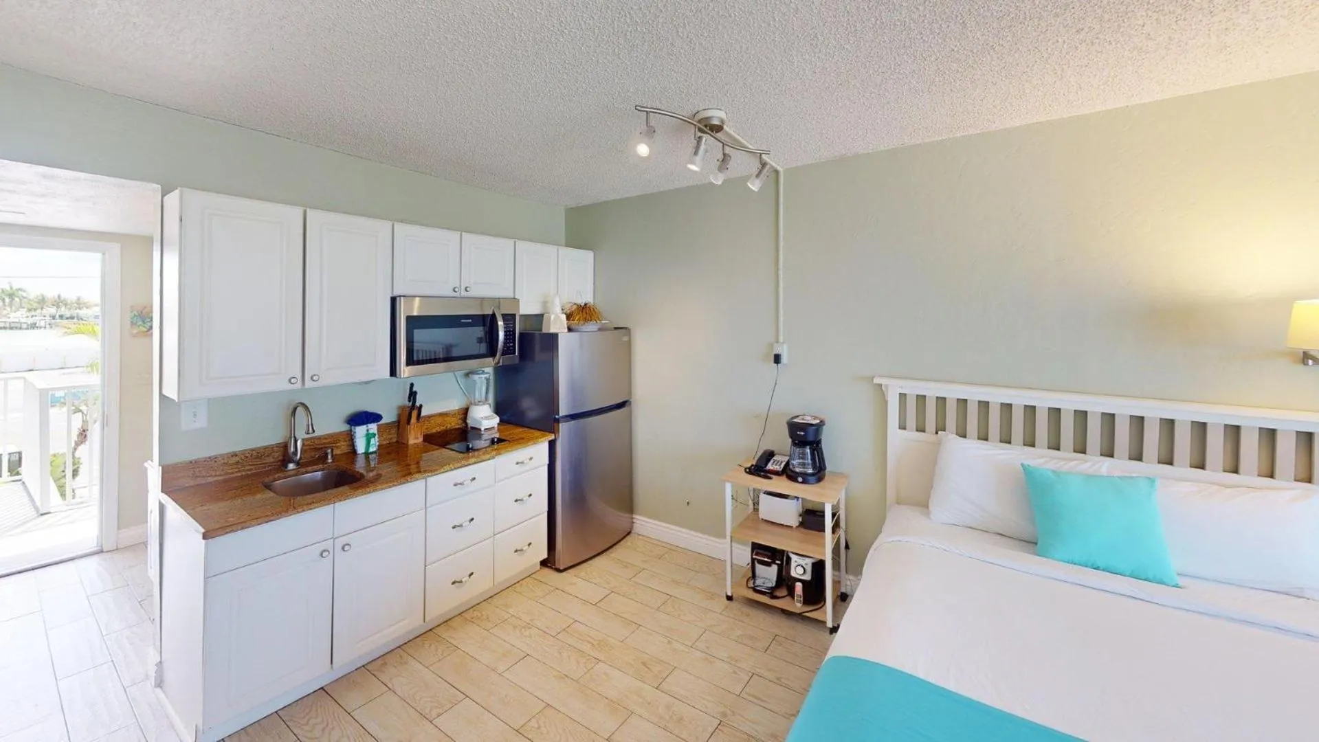 Kitchen or kitchenette, Bed in Island Inn Beach Resort