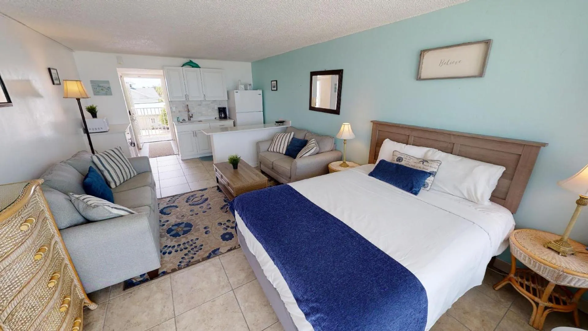 Photo of the whole room, Bed in Island Inn Beach Resort