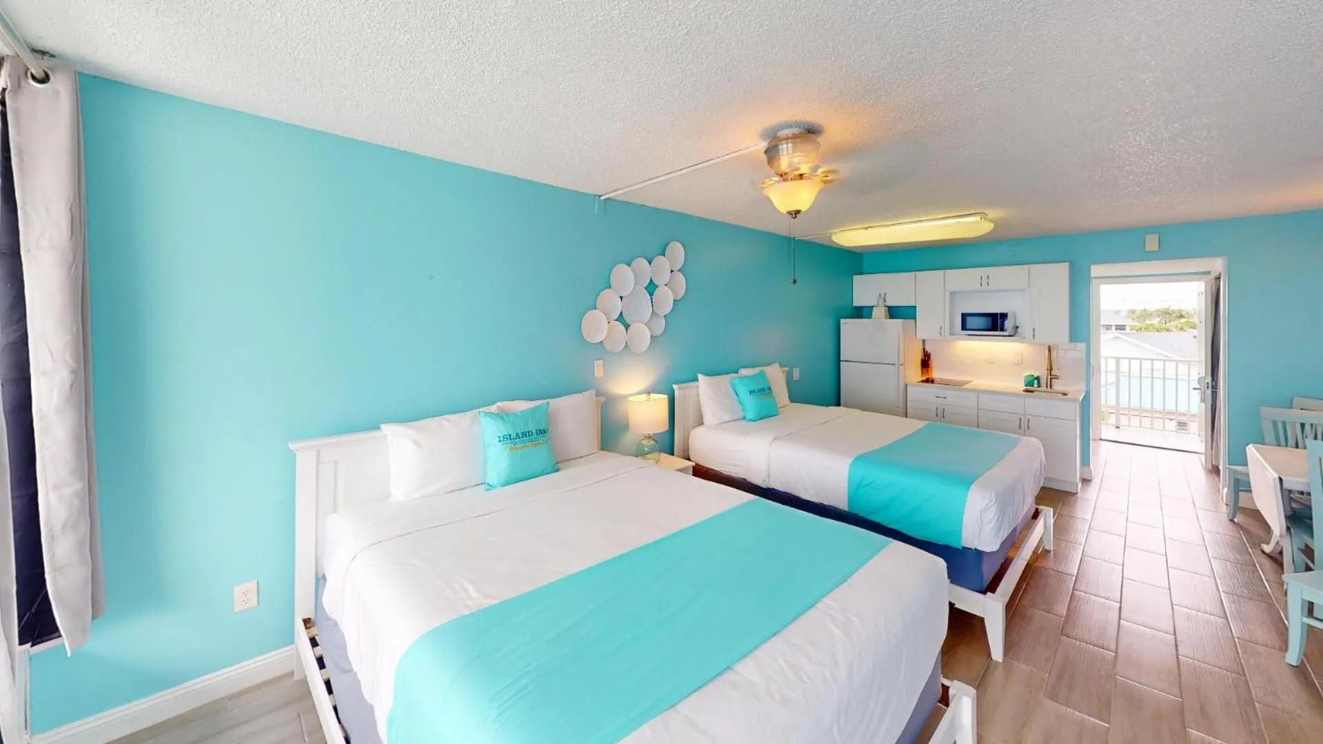 Photo of the whole room, Bed in Island Inn Beach Resort