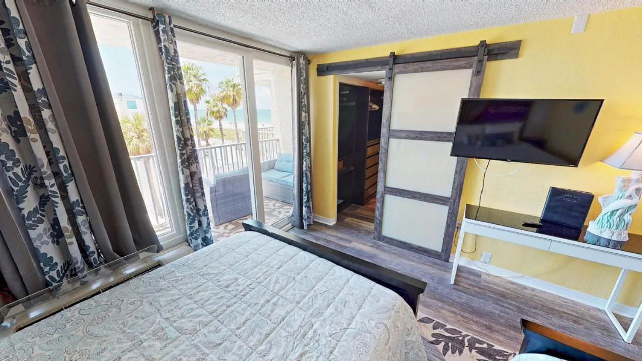 Bed in Island Inn Beach Resort