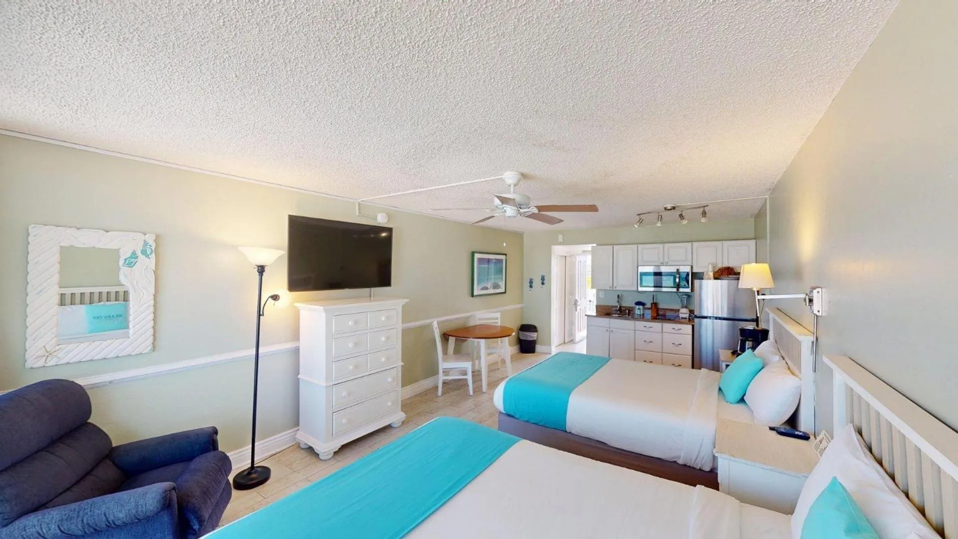 Photo of the whole room, Bed in Island Inn Beach Resort