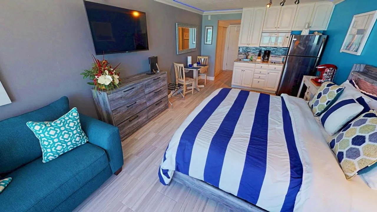 Photo of the whole room, Bed in Island Inn Beach Resort