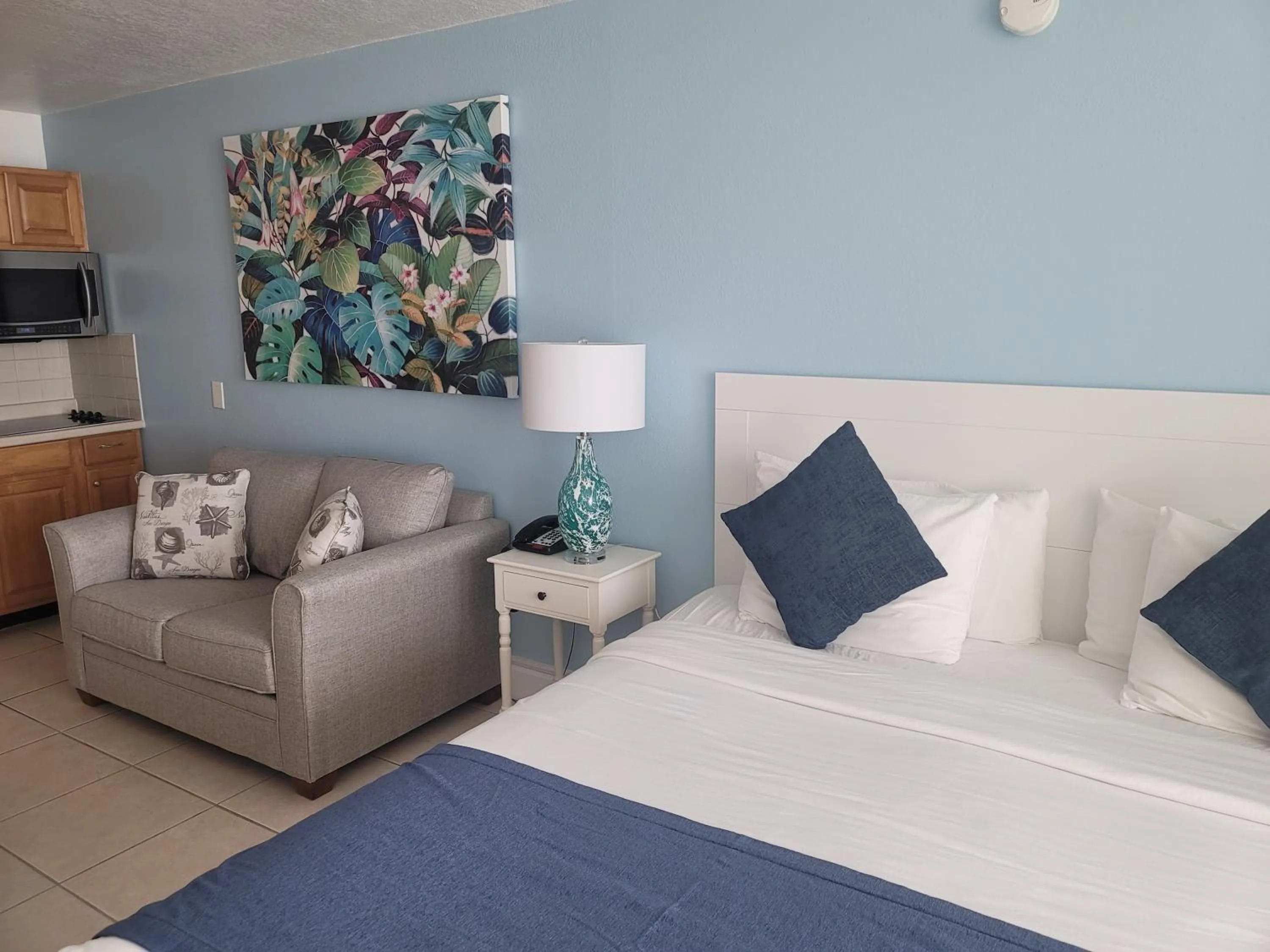 Bed in Island Inn Beach Resort