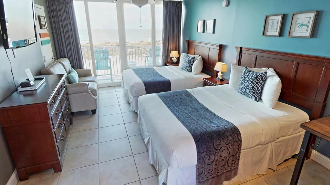 Balcony/Terrace, Bed in Island Inn Beach Resort