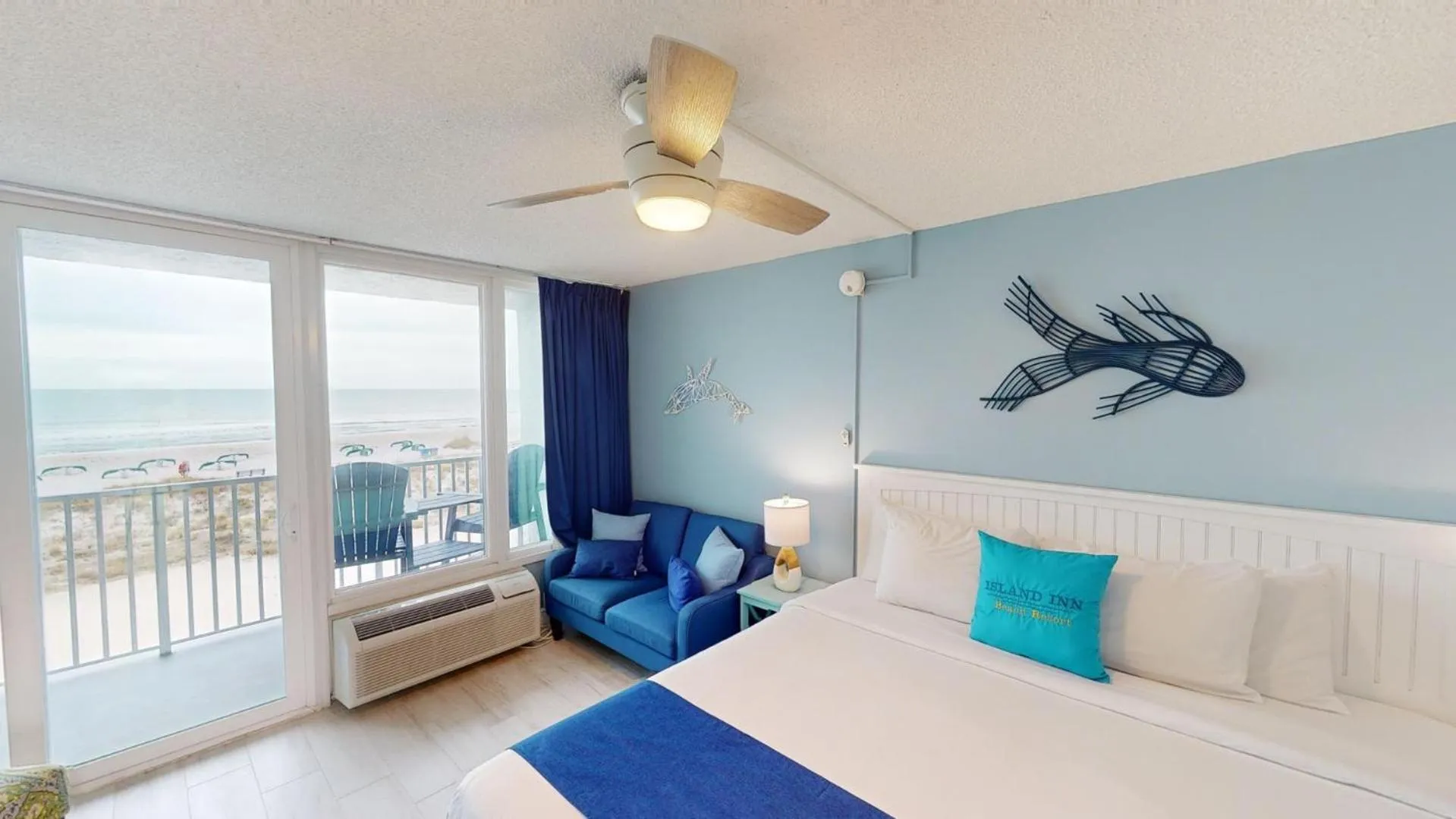 Balcony/Terrace, Bed in Island Inn Beach Resort