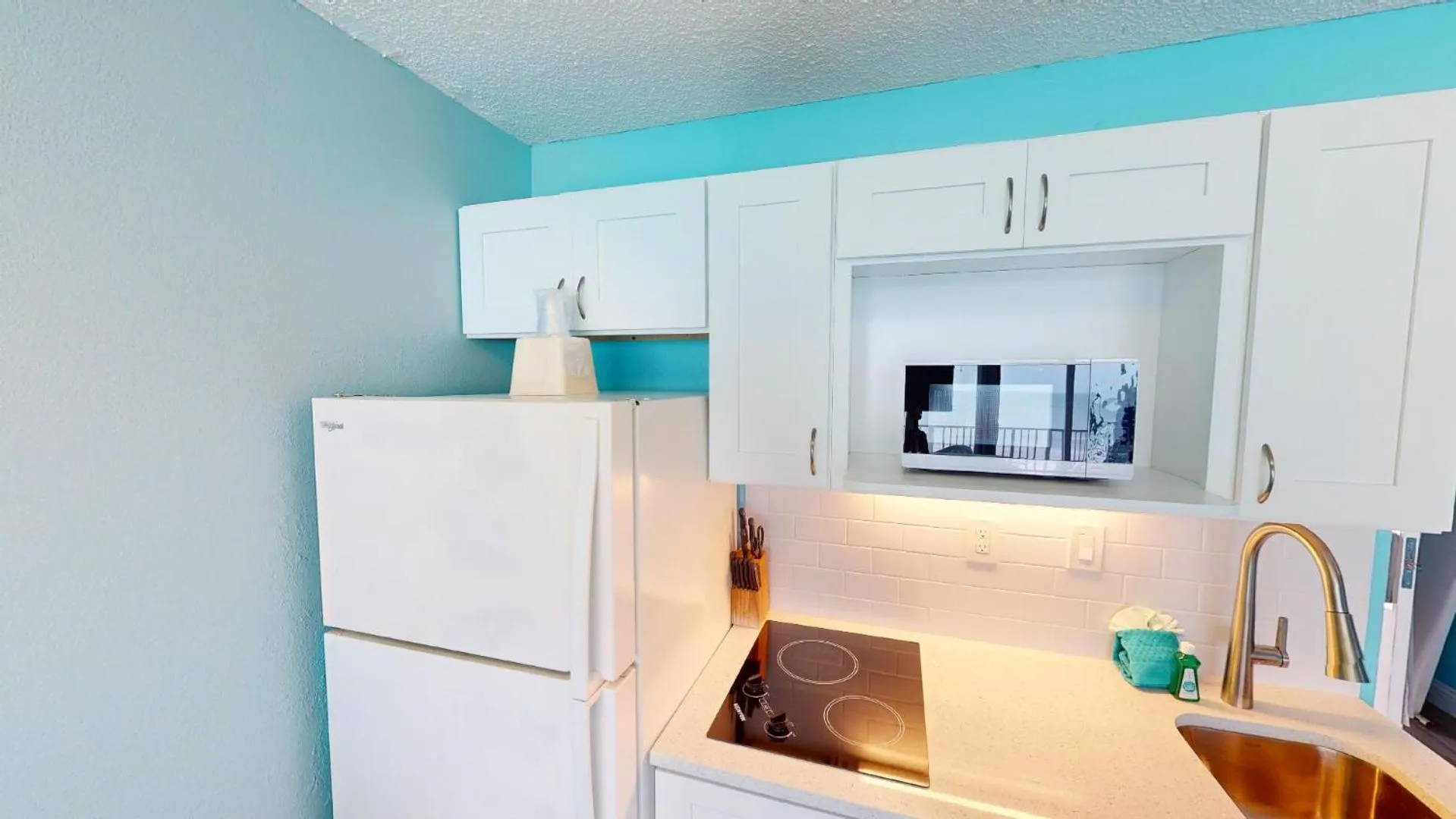 Kitchen or kitchenette in Island Inn Beach Resort