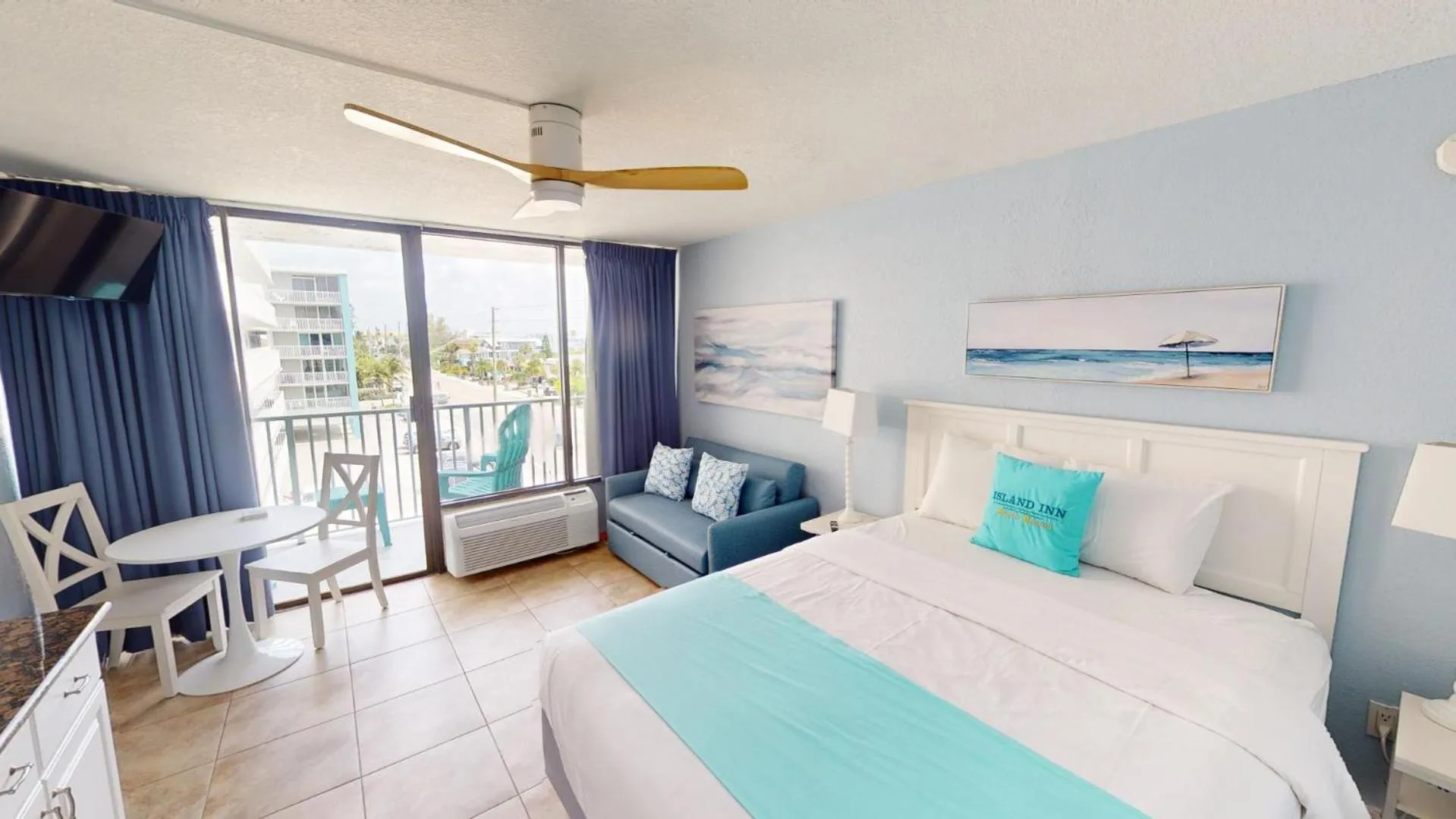 Balcony/Terrace, Bed in Island Inn Beach Resort