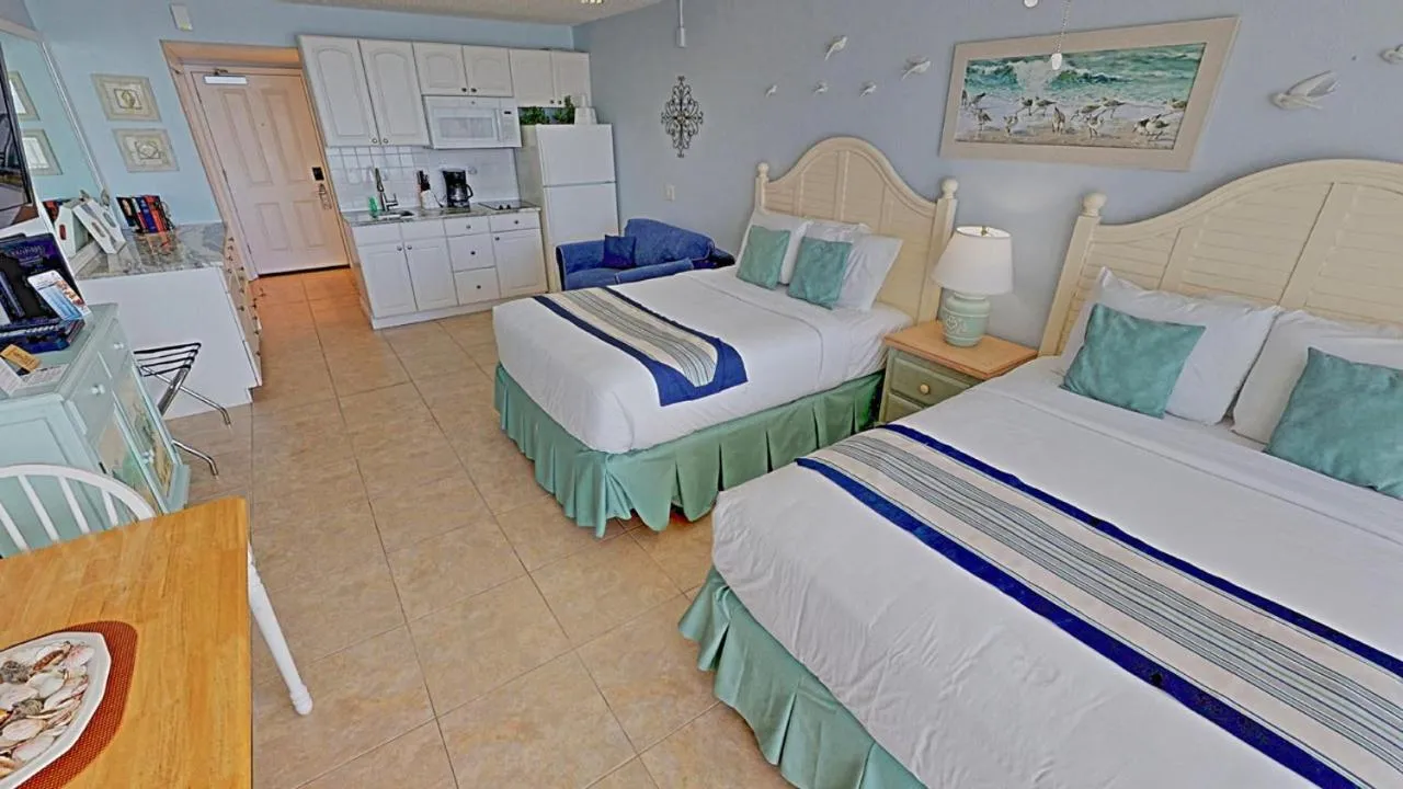 Photo of the whole room, Bed in Island Inn Beach Resort