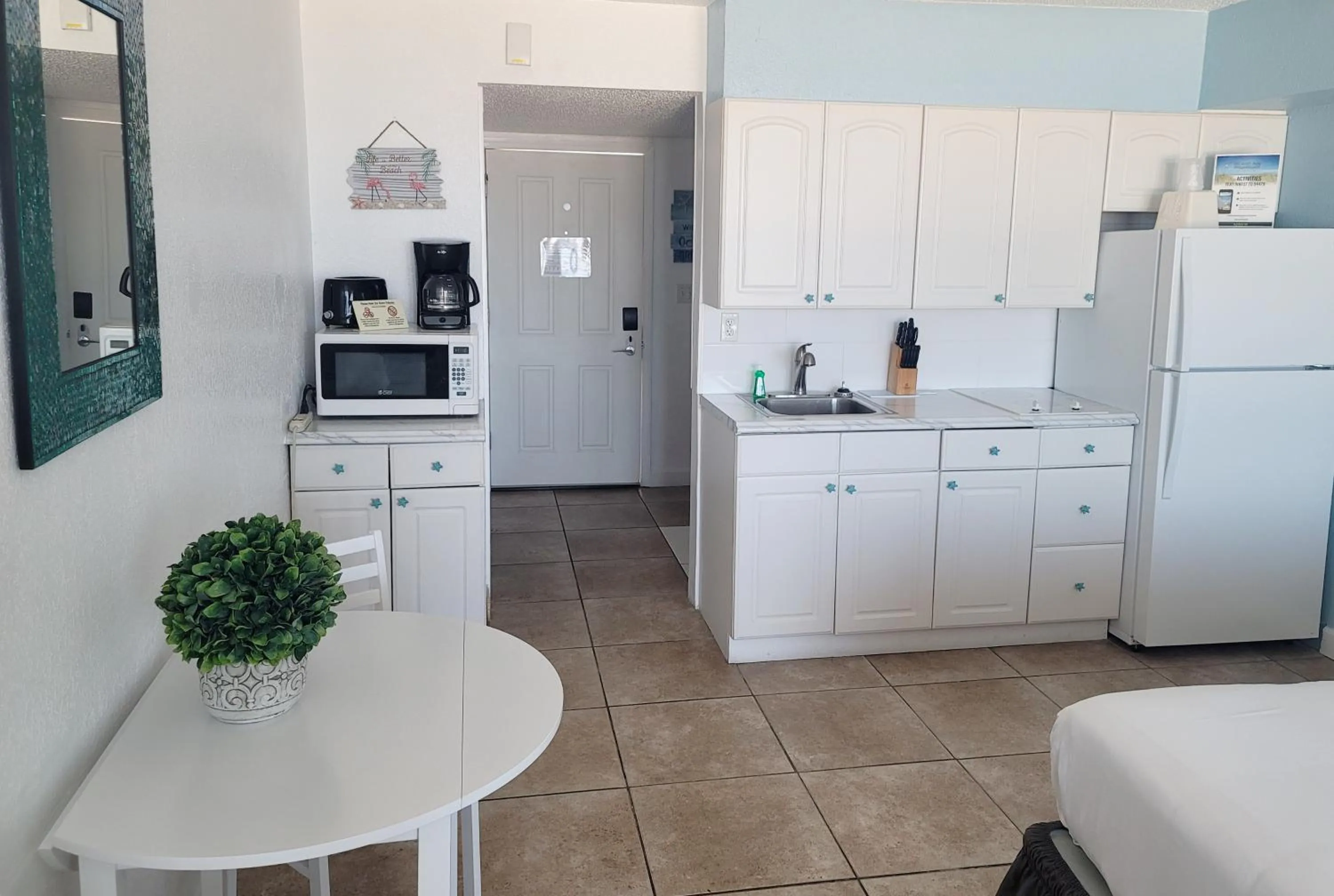 Kitchen or kitchenette in Island Inn Beach Resort