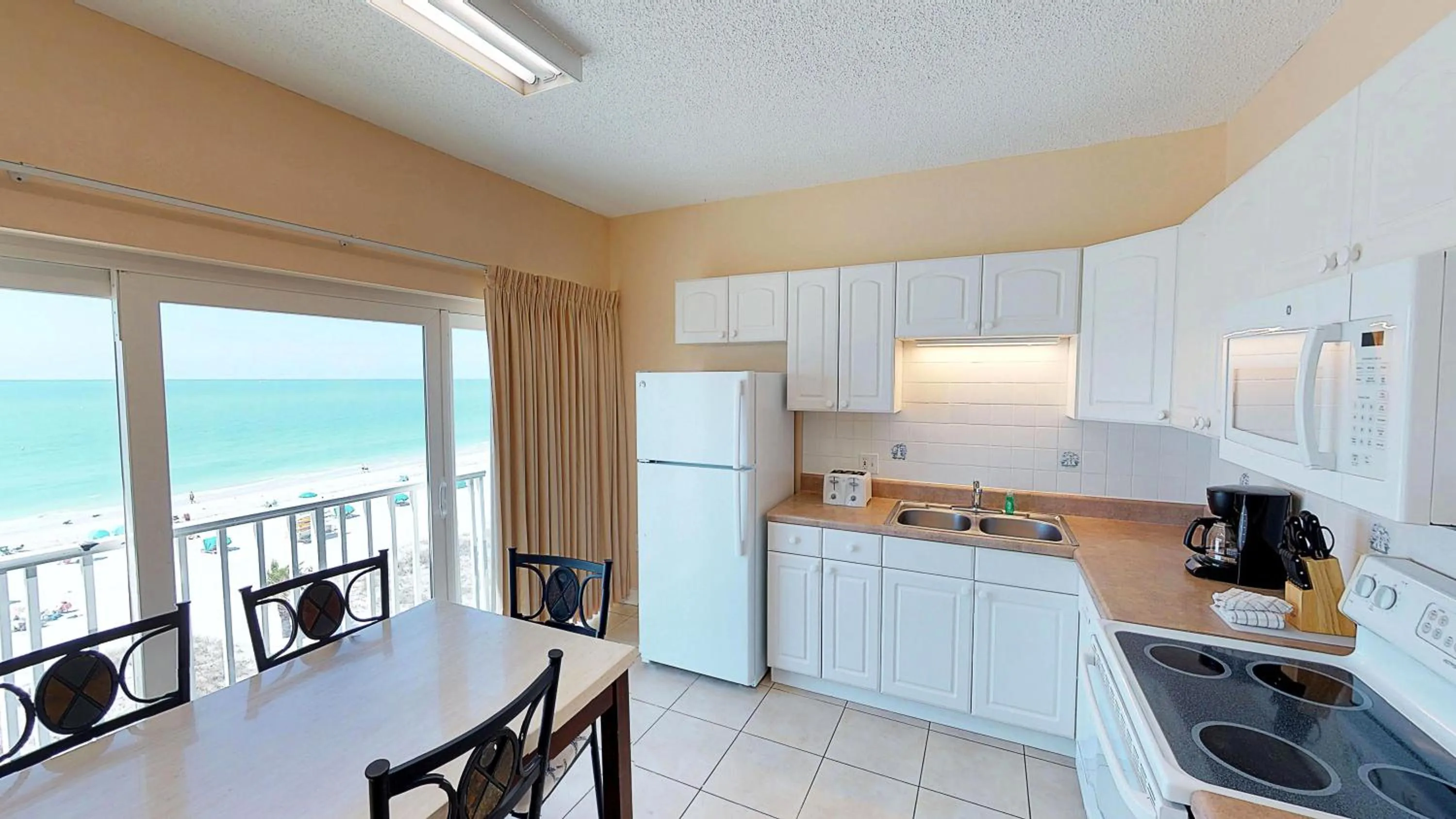 Kitchen or kitchenette in Island Inn Beach Resort
