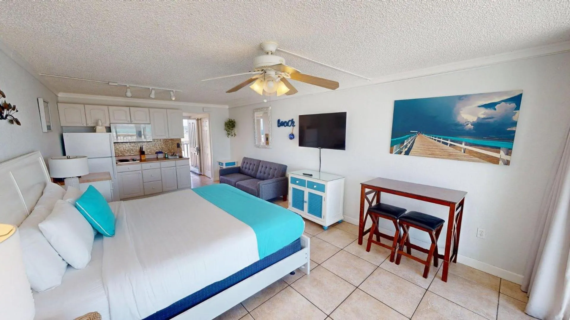 Photo of the whole room, Bed in Island Inn Beach Resort