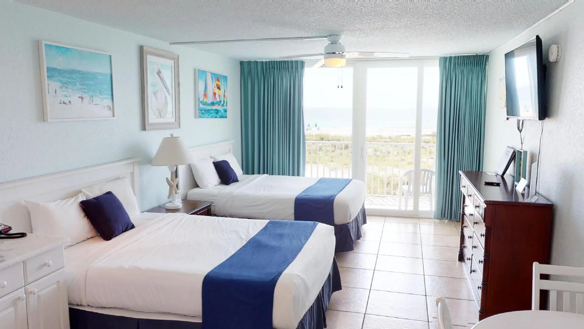 Balcony/Terrace, Bed in Island Inn Beach Resort