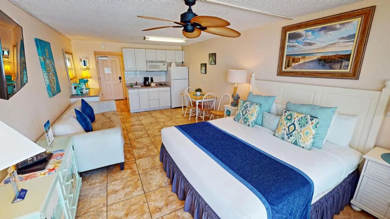 Photo of the whole room, Bed in Island Inn Beach Resort