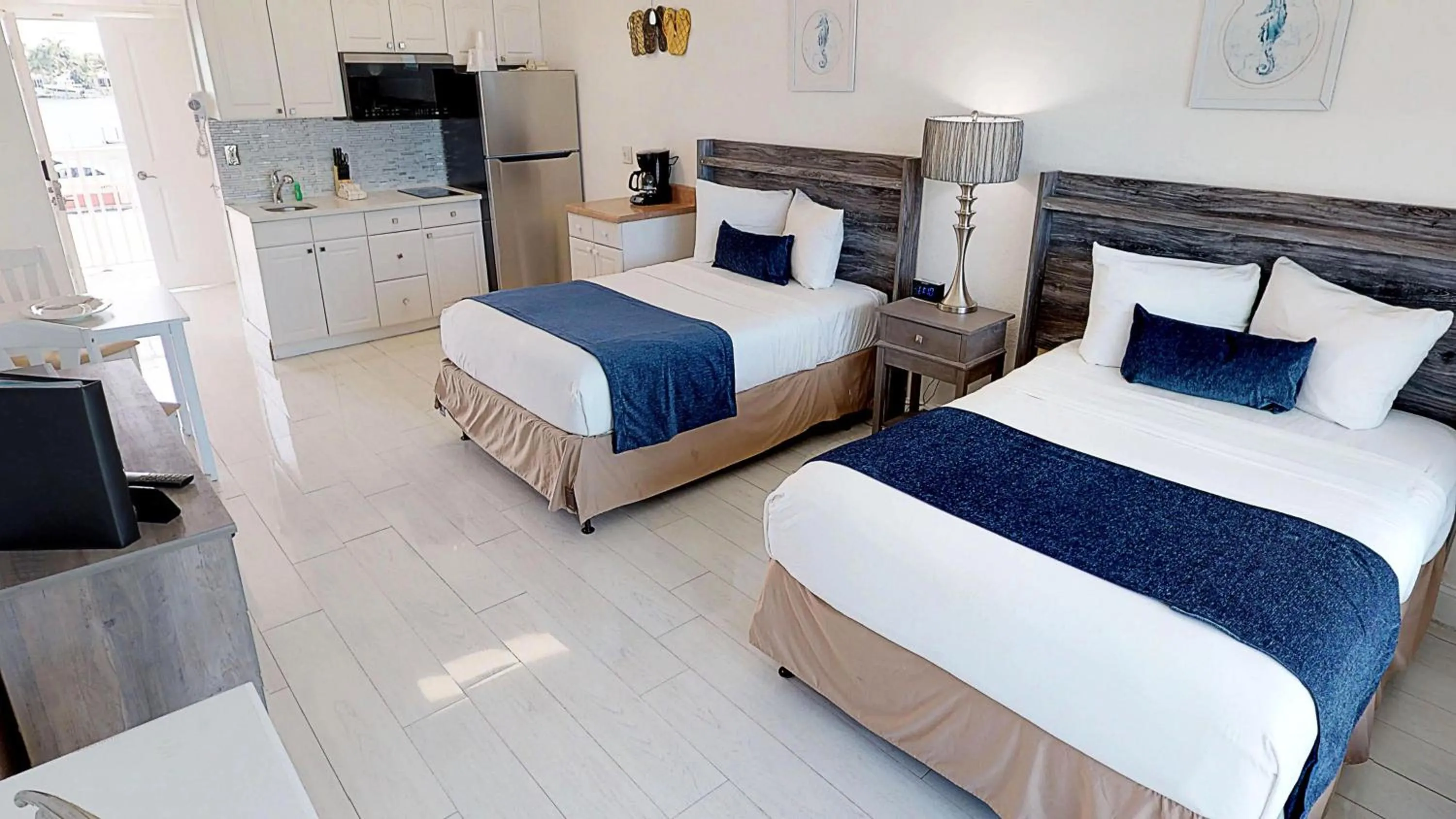 Photo of the whole room, Bed in Island Inn Beach Resort