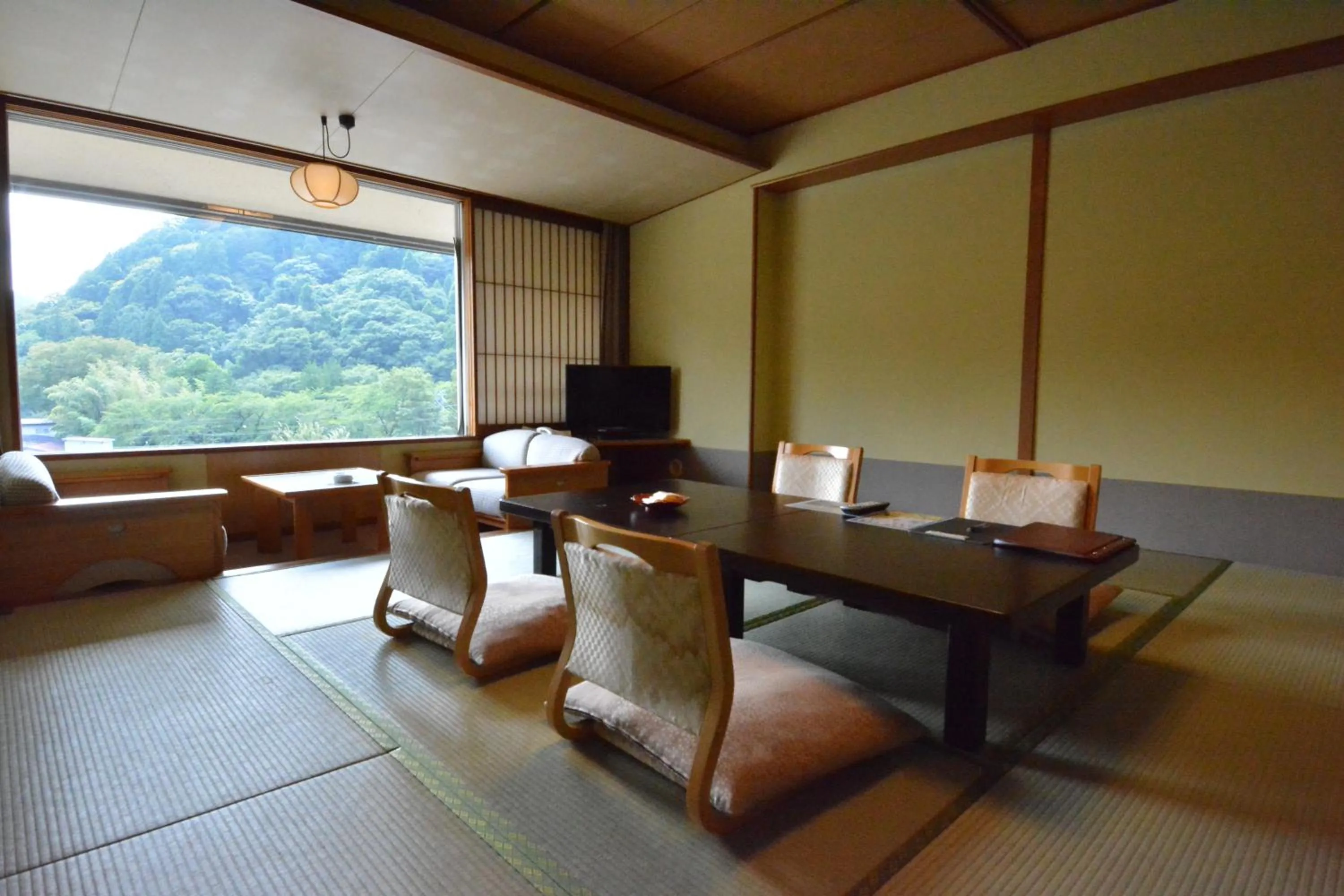 Photo of the whole room in Eirakukan
