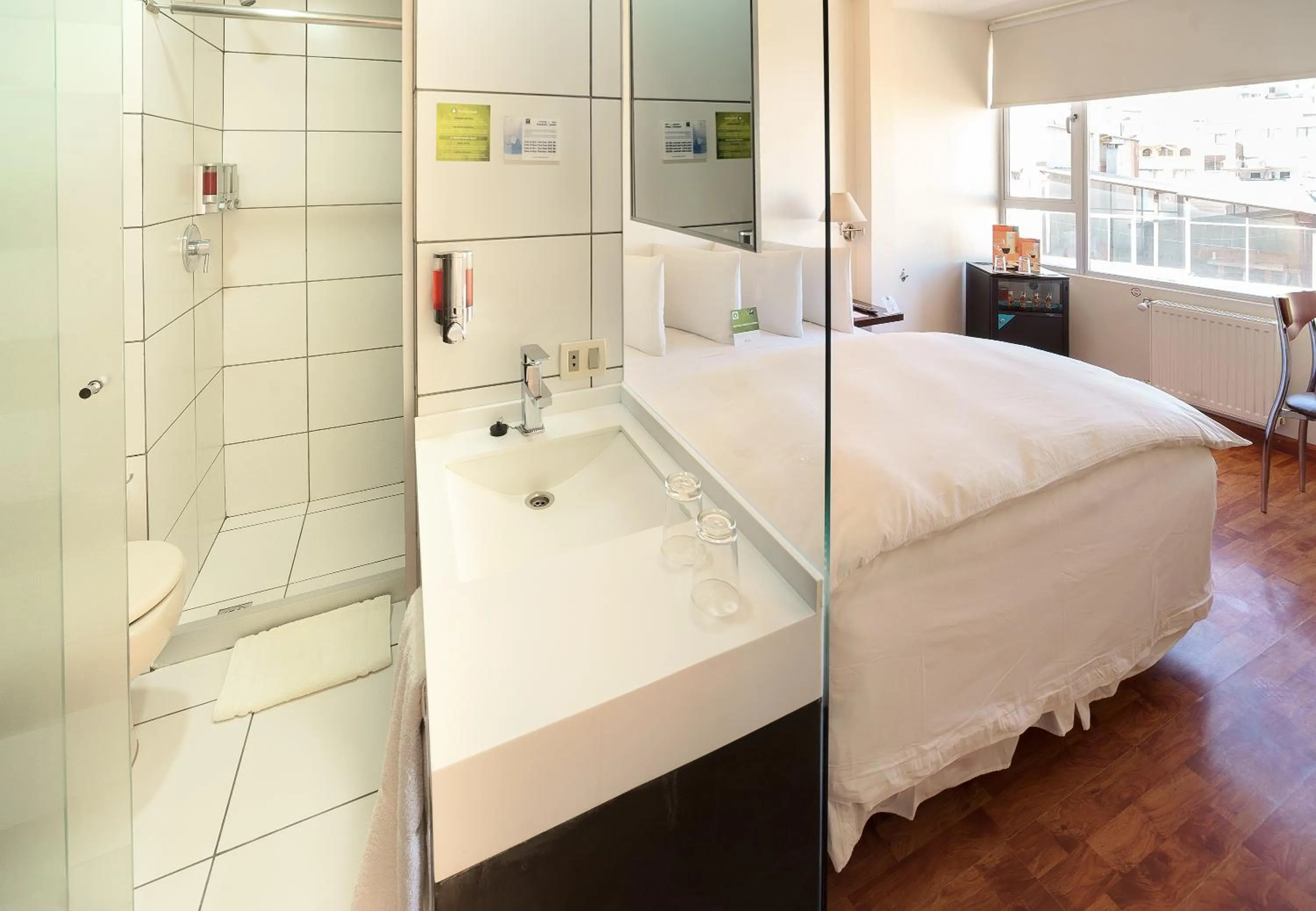 Shower, Bed in Hotel LP Columbus