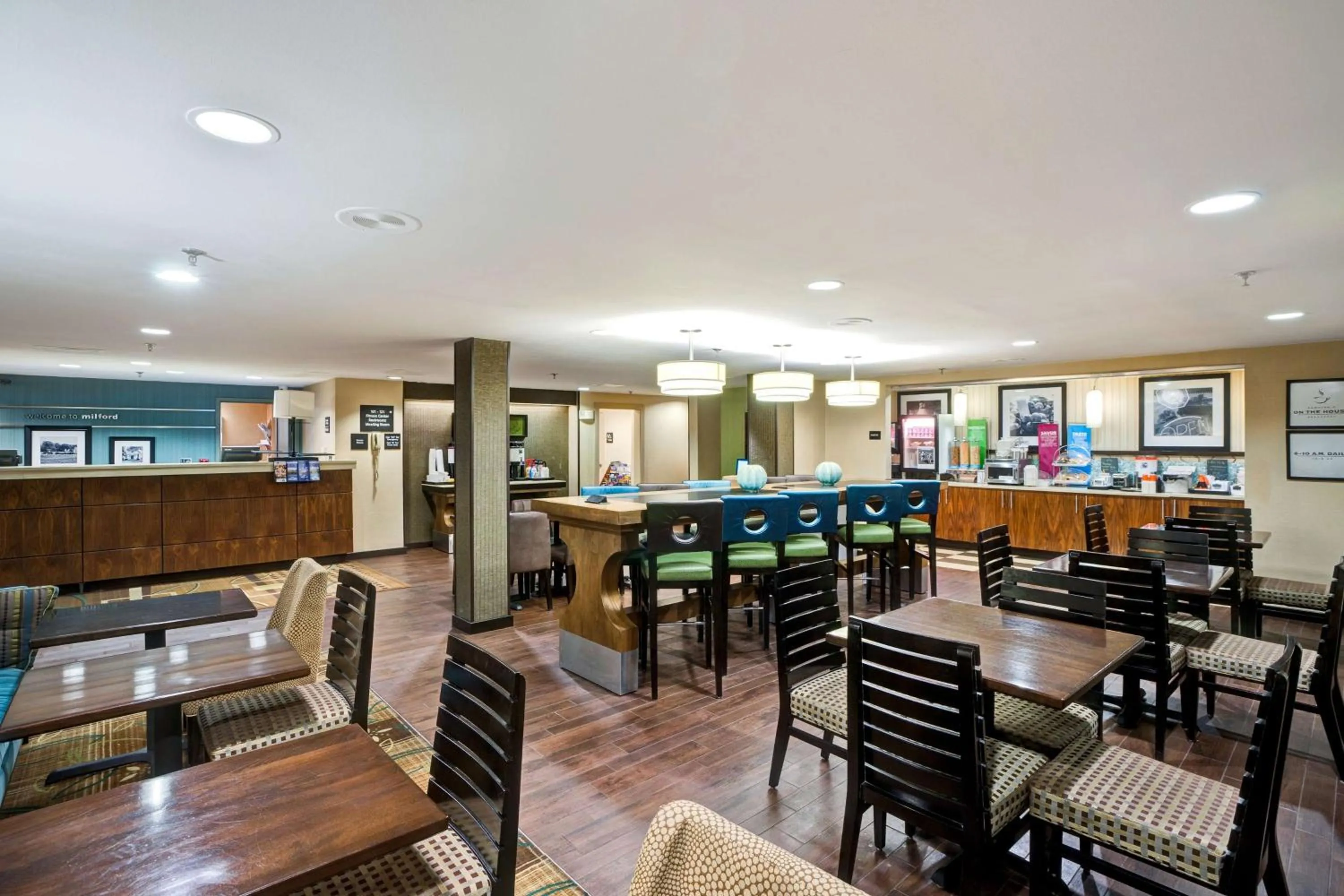Lobby or reception in Hampton Inn by Hilton Milford