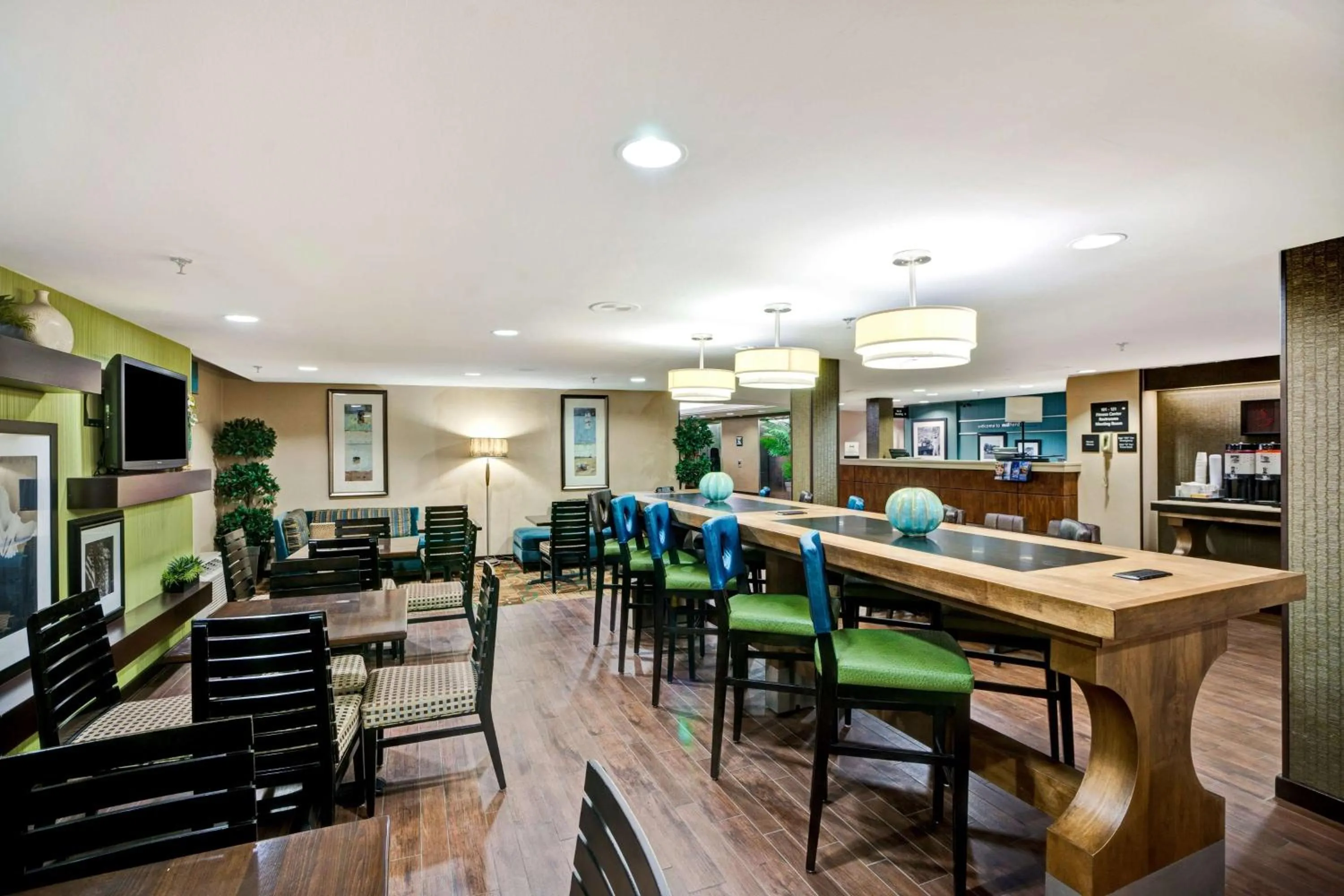 Lobby or reception in Hampton Inn by Hilton Milford